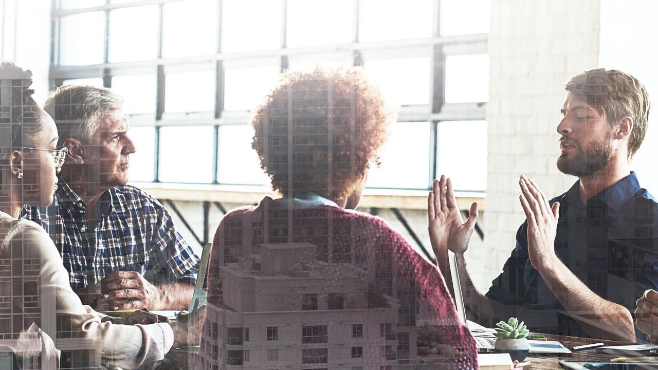 Equipo directivo revisando la operación de su empresa en una sala de juntas